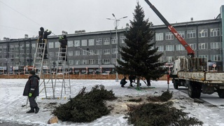 Новогодний городок у ТЦ "Галактика" в Барнауле / Фото: amic.ru