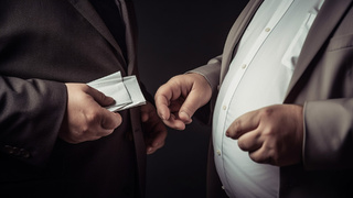 Взятка, коррупция / Фото: Сгенерировано ИИ Midjourney / amic.ru