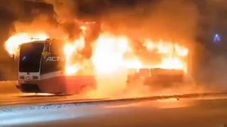 Горящий трамвай на проспекте Дзержинского / Фото: АСТ-54