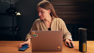 Девушка. Ноутбук. Смартфон / Фото: Билайн
