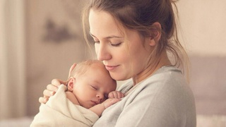 Мама с ребенком на руках / Изображение сгенерировано нейросетью GigaChat / amic.ru