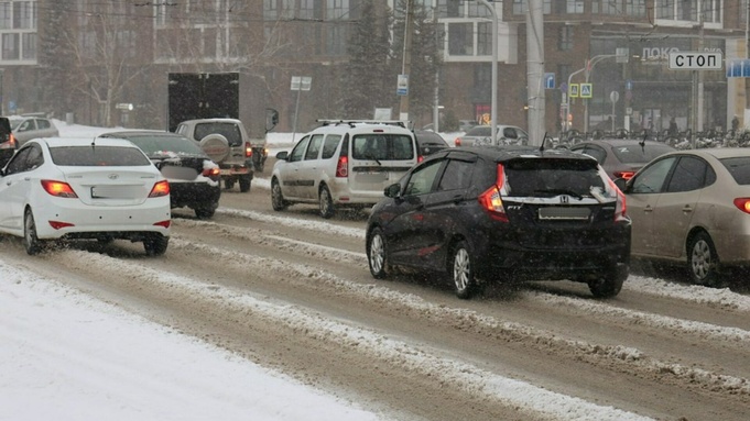Заснеженная дорога в Барнауле / Фото: amic.ru, Екатерина Смолихина