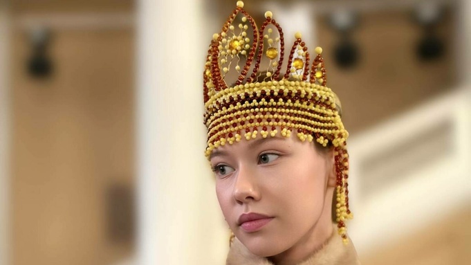 Кокошник из янтаря / Фото: АО "Калининградский янтарный комбинат" / ambercombine.ru