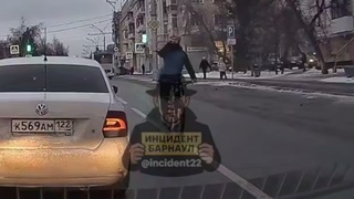 Велосипедист на встречке / Кадр из видео: "Инцидент Барнаул"
