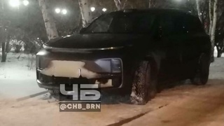 Автомобиль занимает тротуар / Фото: "Черное и Белое Барнаул"