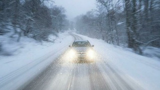 Автомобиль едет по трассе в метель / Фото сгенерировано нейросетью GigaChat