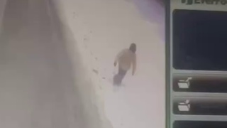 Ребенок на заснеженной трассе / Кадо из видео: "Инцидент Кузбасс"