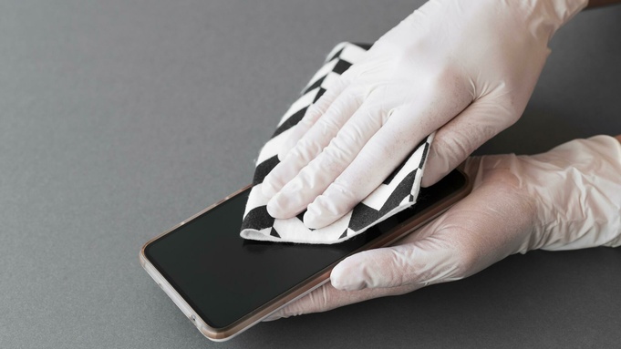 Наклеивание пленки на экран смартфона / Фото: ru.freepik.com