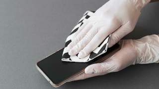 Наклеивание пленки на экран смартфона / Фото: ru.freepik.com