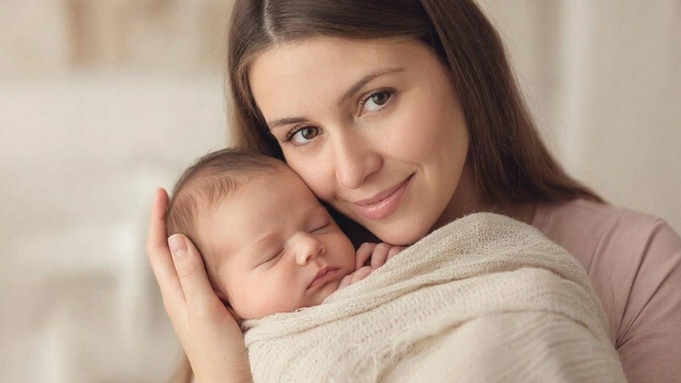 Мама с ребенком / Изображение сгенерировано нейросетью GigaChat / amic.ru