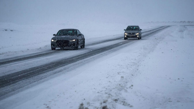 Обгон на зимней трассе / Фото: сгенерировано нейросетью GigaChat