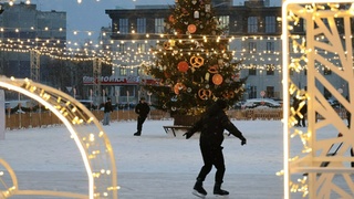 Новогодний городок у ТЦ "Галактика" / Фото: amic.ru
