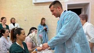 Поздравление рожениц в родильном доме № 2 / Фото: пресс-служба партии "Единая Россия"