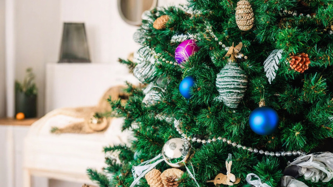 Новогодняя ель / Изображение сгенерировано ИИ FusionBrain.AI от Sber AI / amic.ru