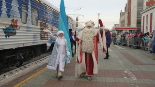 Дед Мороз и Снегурочка / Фото: официальный сайт Барнаул