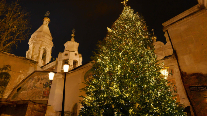 Рождественская ель / Изображение сгенерировано ИИ FusionBrain.AI от Sber AI / amic.ru