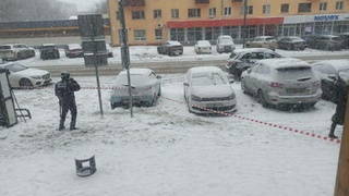 Полиция оцепила вход в бизнес-центр на Социалистическом проспекте / Фото: amic.ru