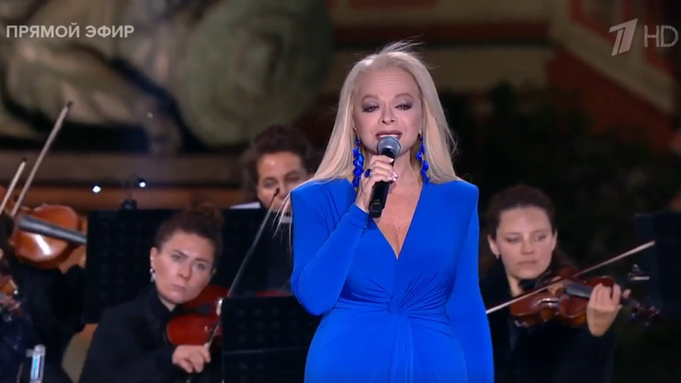 Выступление Ларисы Долиной / кадр из эфира Первого канала