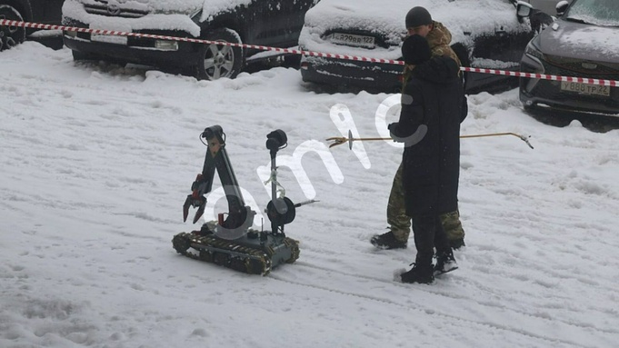 Робот-сапер возле бизнес-центра 