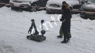 Робот-сапер возле бизнес-центра "Соц 109" в Барнауле / Фото: amic.ru / Екатерина Смолихина  
