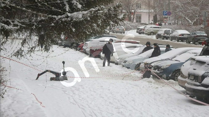 Робот-сапер возле бизнес-центра "Соц 109" в Барнауле / Фото: amic.ru / Екатерина Смолихина 