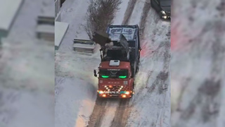 "Веселенький мусоровоз" / Кадр из видео: "Барнаул 22"