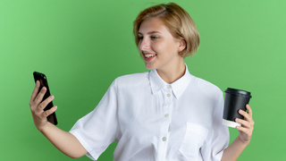 Девушка. Банковская карта. Кофе / Фото: stockking / ru.freepik.com