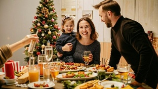 Семья за новогодним столом / Изображение сгенерировано нейросетью Kandinsky by Sber AI / amic.ru
