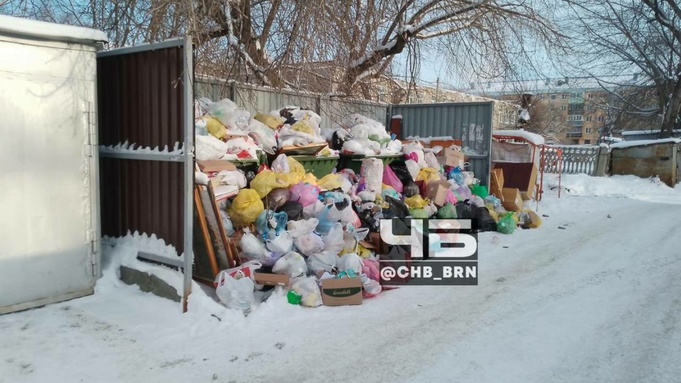 Свалка по улице Глушкова / Фото: "Черное и Белое Барнаул"