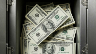 Доллары в сейфе / Изображение сгенерировано Алиса AI / amic.ru