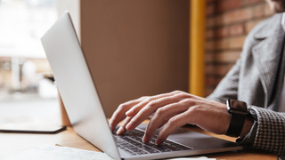 Мужчина работает за ноутбуком / Фото: freepik.com