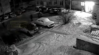 В Барнауле подростки обстреляли автомобиль яйцами / Фото: "Инцидент Барнаул"