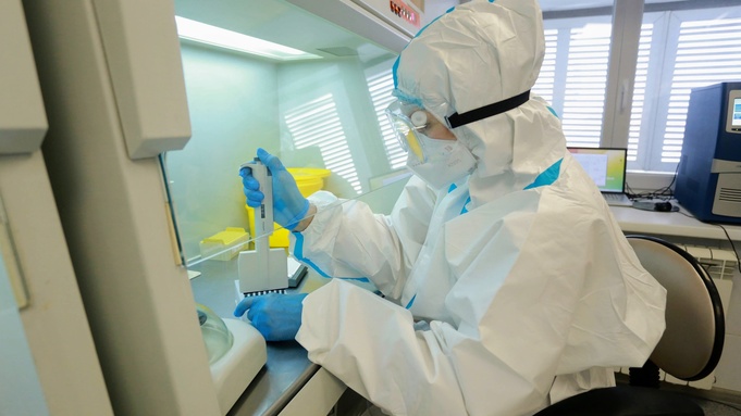 Медик в лаборатории / Фото: amic.ru