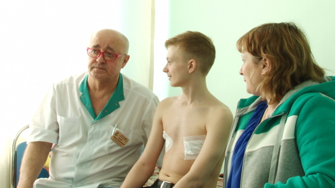 Арсен Осипов с подростком после операции в связи с врожденной деформацией грудной клетки / Фото: Минздрав Алтайского края