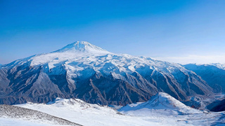 Горы / Изображение сгенерировано ИИ FusionBrain.AI от Sber AI / amic.ru