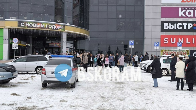 Эвакуация посетителей ТРК "Воскресенье" в Бийске / Фото: "Бийск 22"