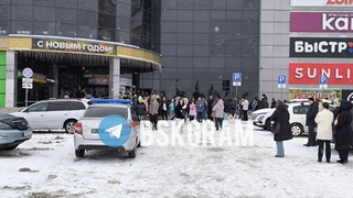 Эвакуация посетителей ТРК "Воскресенье" в Бийске / Фото: "Бийск 22"
