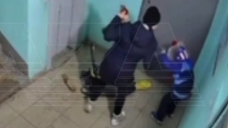 Мать избила сына, который уронил ее пиво / Кадр из видео: Baza