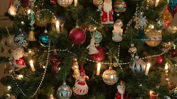 Новогодняя елка / Изображение сгенерировано нейросетью GigaChat / amic.ru