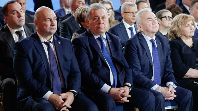 Александр Романенко (в центре) / Фото: пресс-служба Госдумы