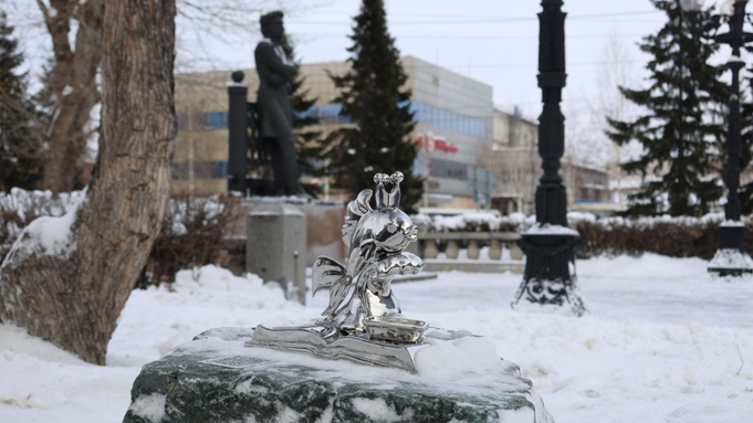 Статуэтка "золотой рыбки" в сквере Пушкина в Барнауле  / Фото: Екатерина Смолихина / amic.ru 