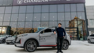 Changan UNI-S и Виталий Клаус у Автоцентра АНТ / Фото: Татьяна Алдабаева