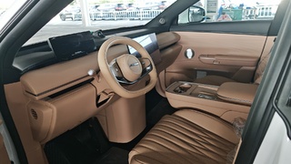 Обновленный интерьер гибридного кроссовера EXLANTIX EТ / Фото предоставлено ООО "Альбион-Моторс"