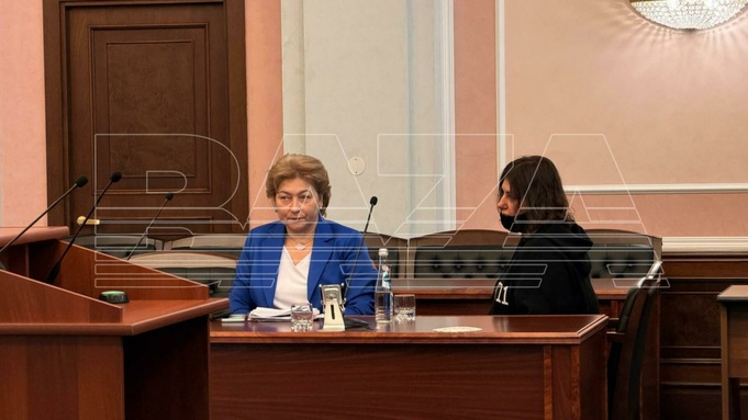 Полина Лурье (справа) с адвокатом в суде / Фото: Baza