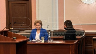 Полина Лурье (справа) с адвокатом в суде / Фото: Baza