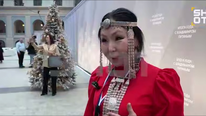 Журналистка из Якутии  на пресс-конференции с Владимиром Путиным / Скриншот из видео Telegram-канала Shot