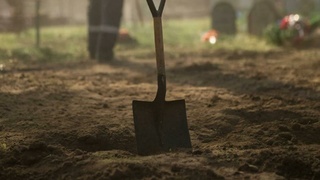 Лопата в земле / Изображение сгенерировано нейросетью GigaChat