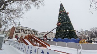 Обустройство новогоднего городка на площади Свободы / Фото: Екатерина Смолина / amic.ru