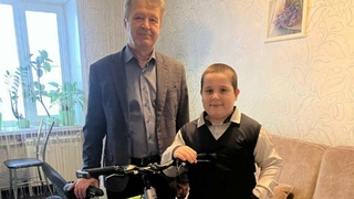 Министр Максим Стрелковский подарил мальчику из Бийска велосипед / Фото: Минприроды Алтайского края