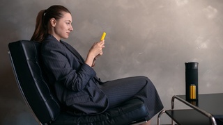 Девушка и смартфон / Фото: Билайн